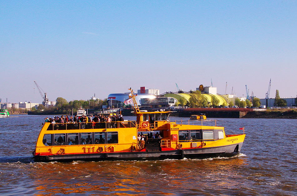 Das HADAG Schiff Falkenstein vor den St. Pauli Landungsbrücken in Hamburg