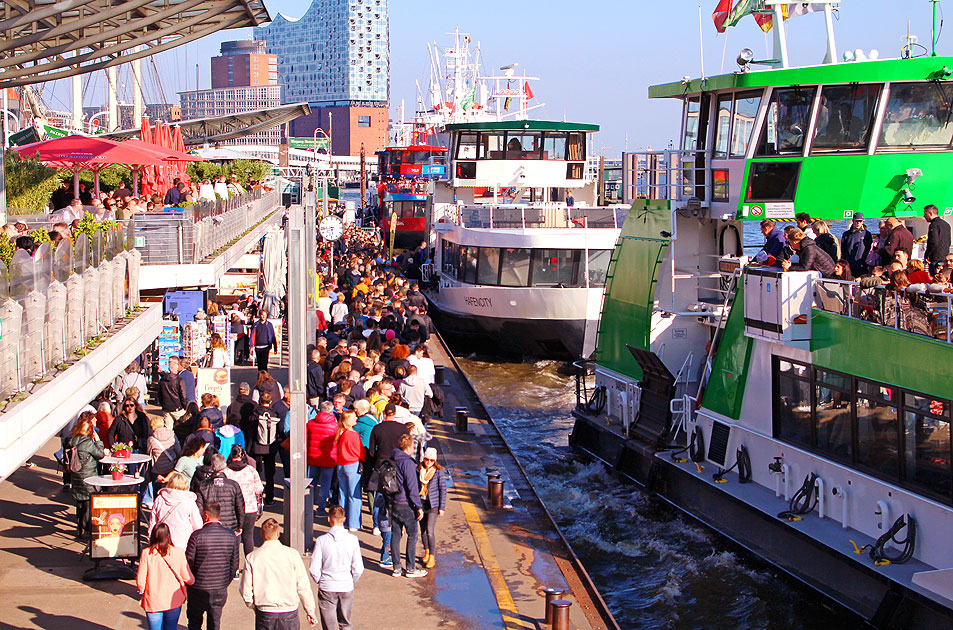 Fahrgäste für den Musical-Shuttle an den St. Pauli Landungsbrücken in Hamburg