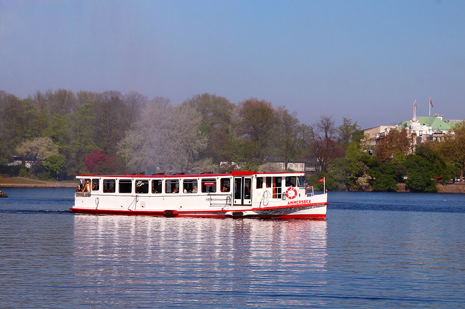 Der Alsterdampfer Ammersbek auf der Binnenalster in Hamburg