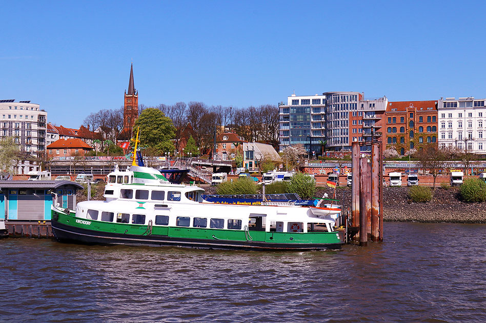 Das HADAG Schiff Kirchdorf am Betriebsanleger in Altona am Fischmarkt