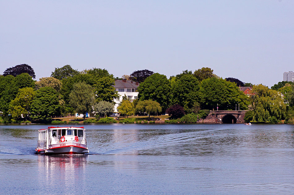 Der Alsterdampfer Sielbek neben der Feenteichbrücke in Hamburg8