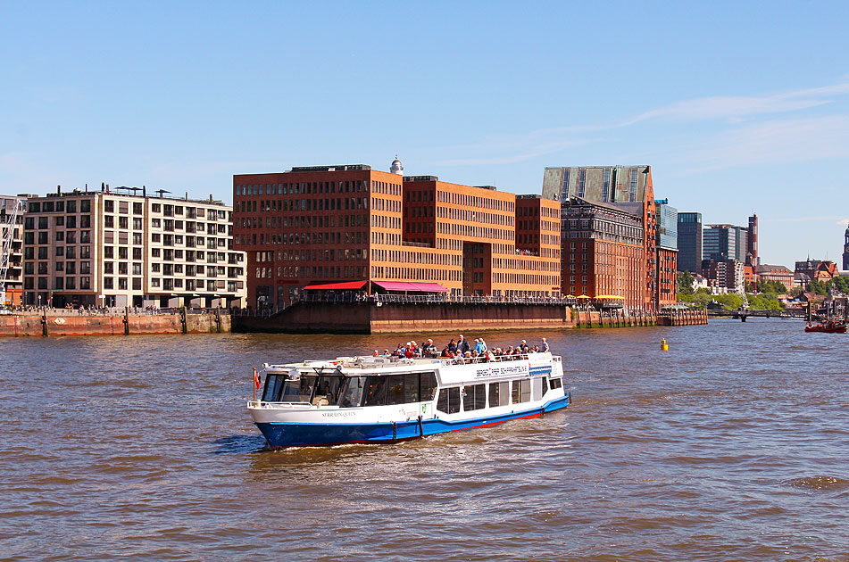 Die Serrahn Queen von der Bergdorfer Schiffahrtslinie in Hamburg