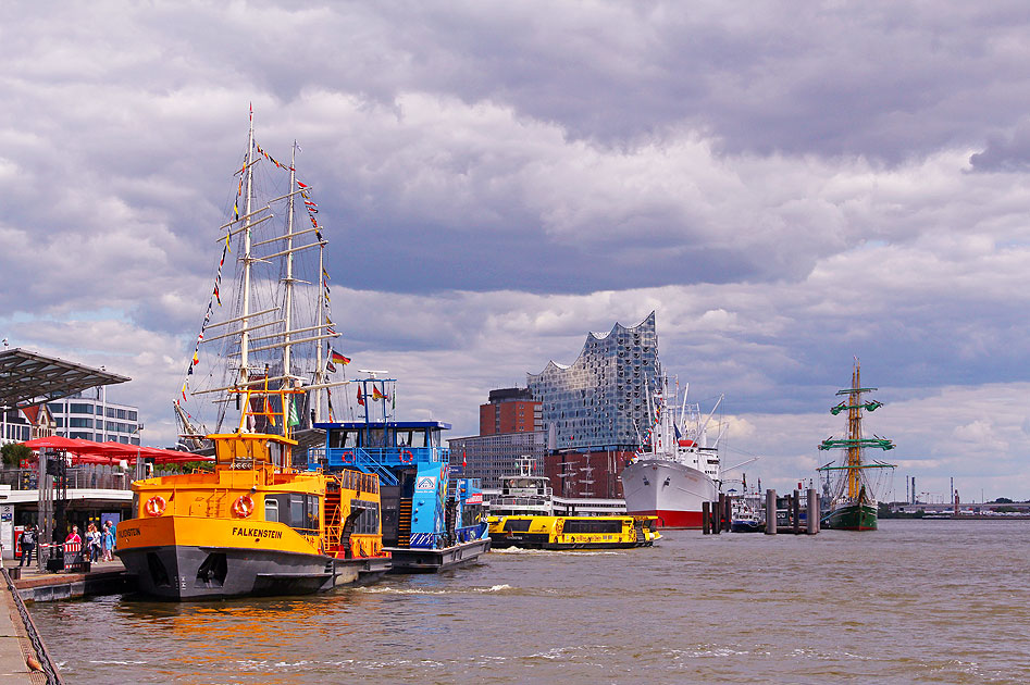 Das HADAG Schiff Falkenstein an den St. Pauli Landungsbrücken