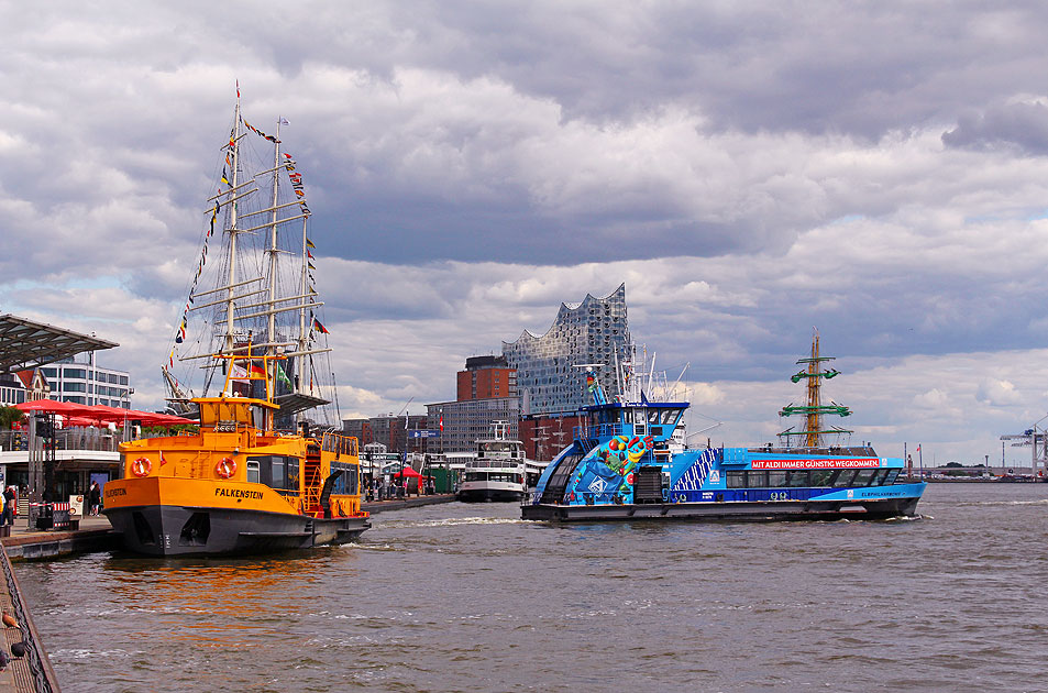 Die HADAG Schiff Falkenstein und Elbphilharmonie