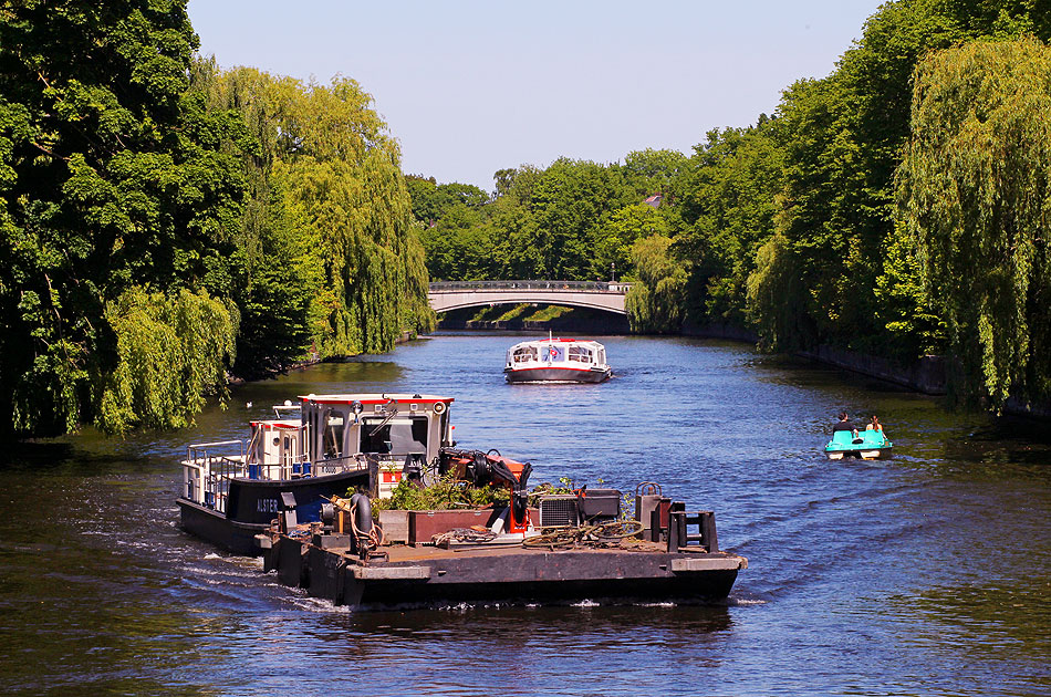 Schiffe auf der Alster in Hamburg