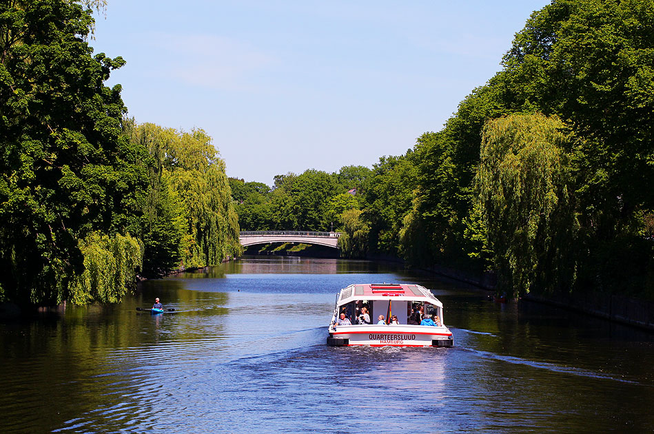 Der Alsterdampfer Quarteerslüüd in Hamburg auf der Alster