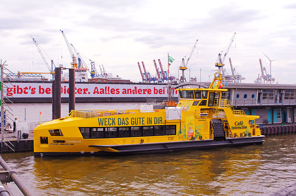 Die HADAG Hafenfähre Grasbrook am Betriebsanleger Fischmarkt