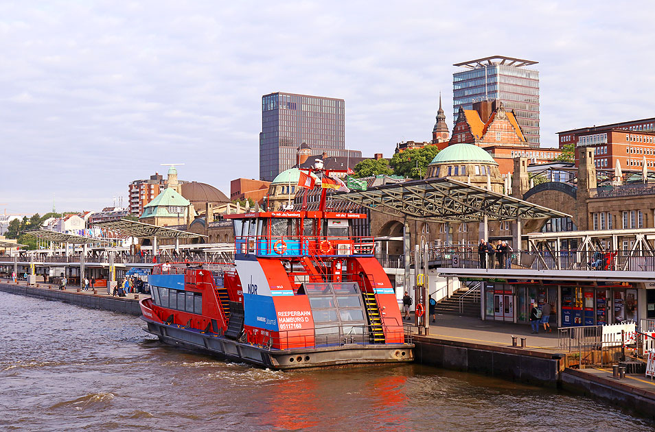 Die HADAG Fähre Reeperbahn an den St. Pauli Landungsbrücken in Hamburg