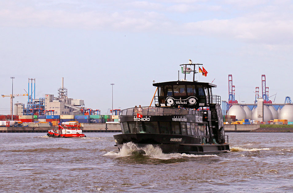 Das HADAG Schiff Harmonie im Hamburger Hafen