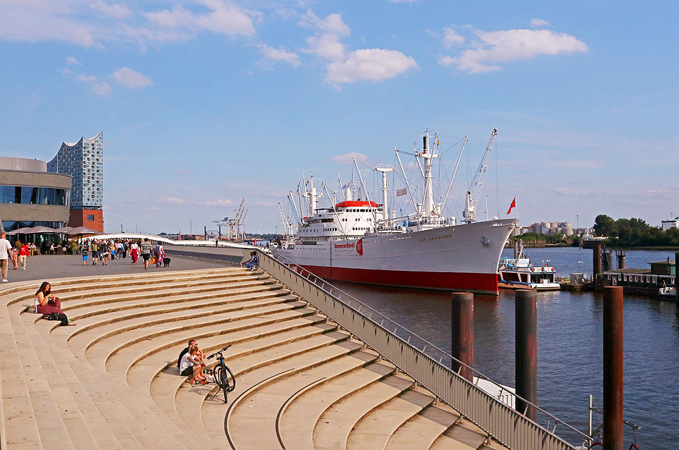 Die Cap San Diego in Hamburg mit der Jan-Fedder-Promenade