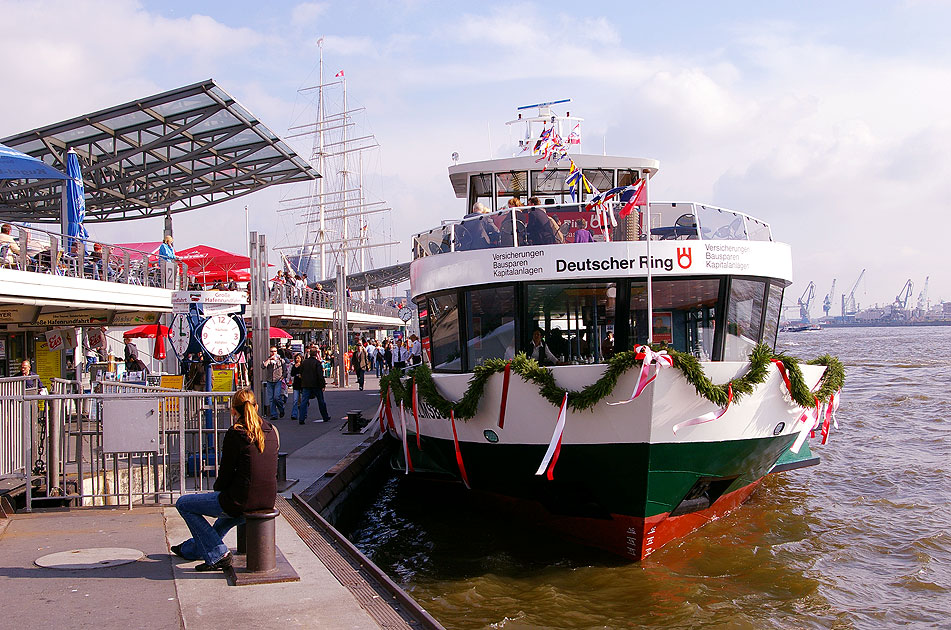 Die HADAG Fähre Wilhelmsburg an den St. Pauli Landungsbrücken in Hamburg