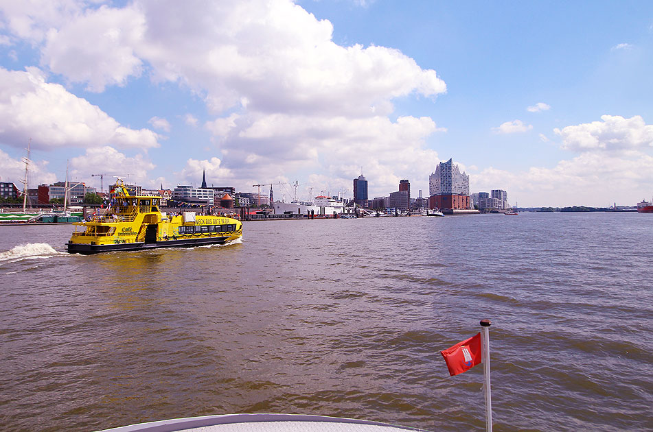 Die HADAG Fähre Grasbrook auf ihrer Jungfernfahrt