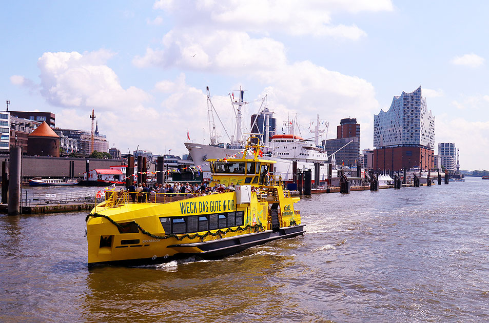 Die frisch getaufte HADAG Grasbrook auf der Elbe in Hamburg