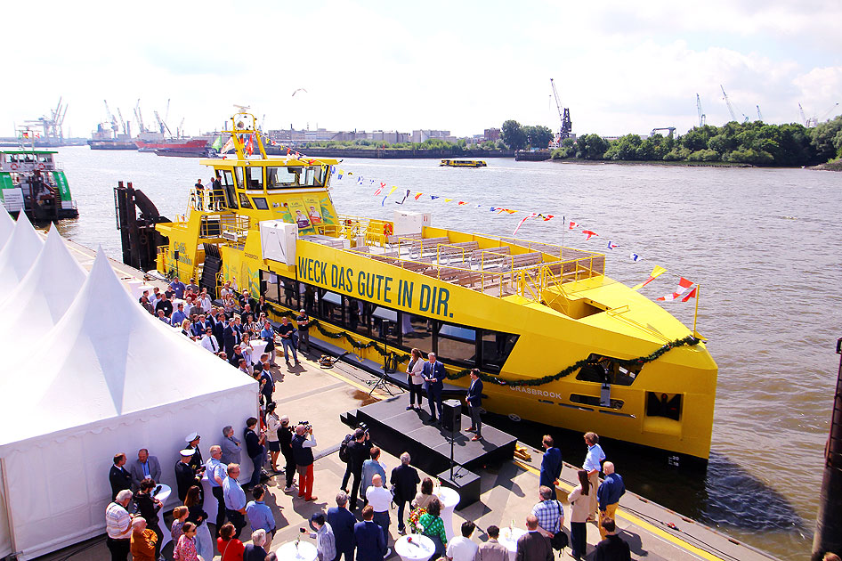 Die Taufe der HADAG-Fähre Grasbrook an der Überseebrücke in Hamburg