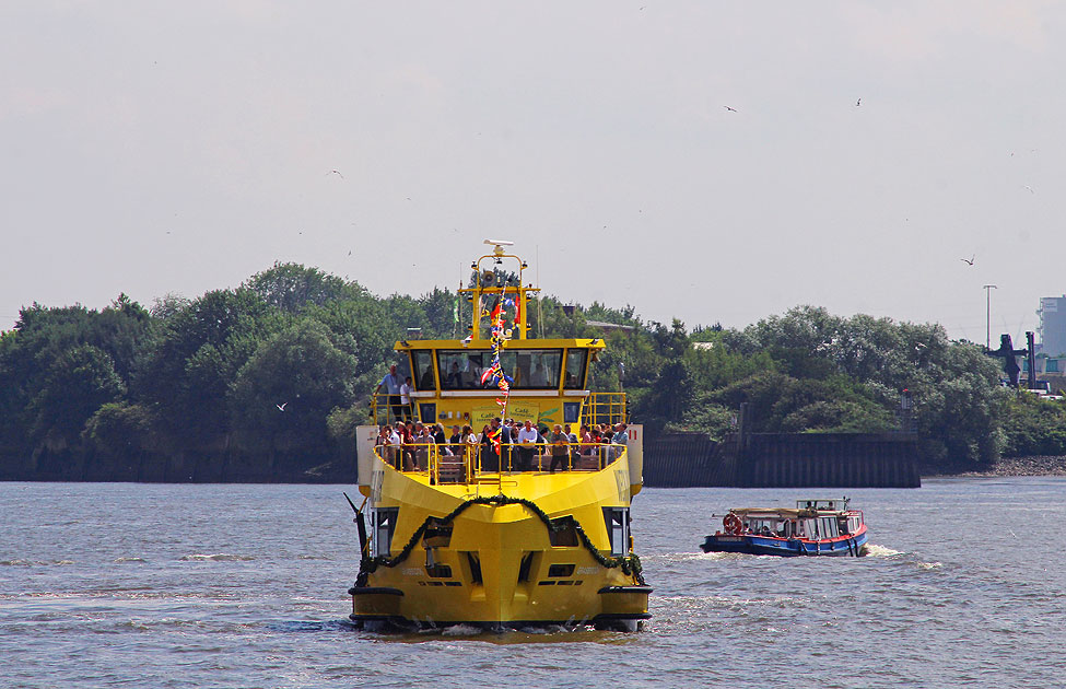 Die HADAG Fähre Grasbrook auf der Elbe in Hamburg