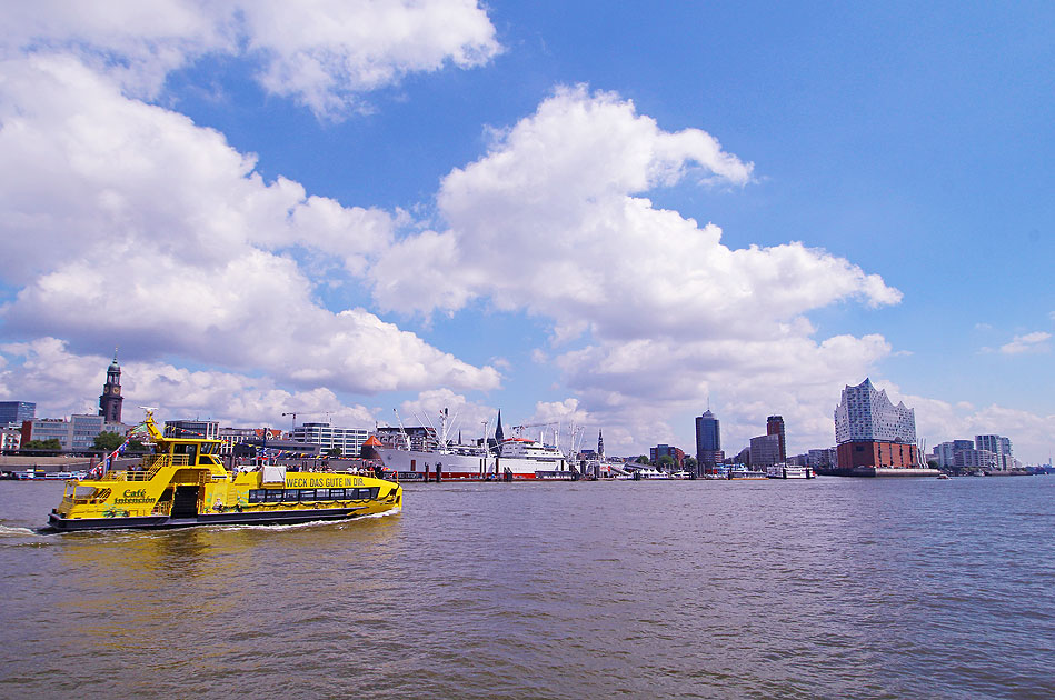 Die HADAG Fähre Grasbrook mit der Cap San Diego und der Elbphilharmonie