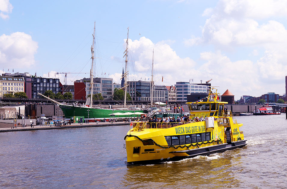 Die HADAG Finkenwerder vor Rickmer Rickmers