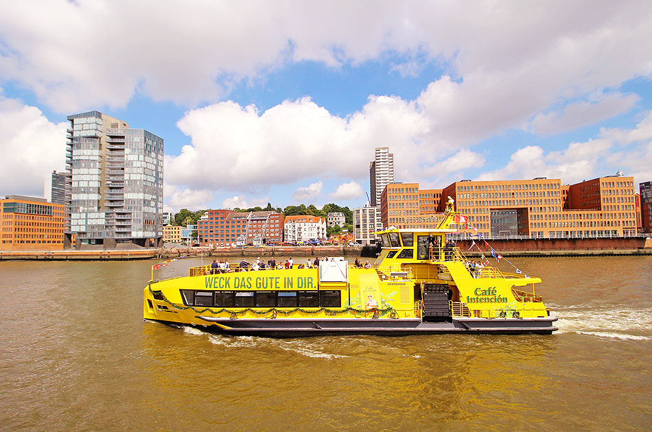 Das HADAG Schiff Grasbrook auf der Elbe in Hamburg
