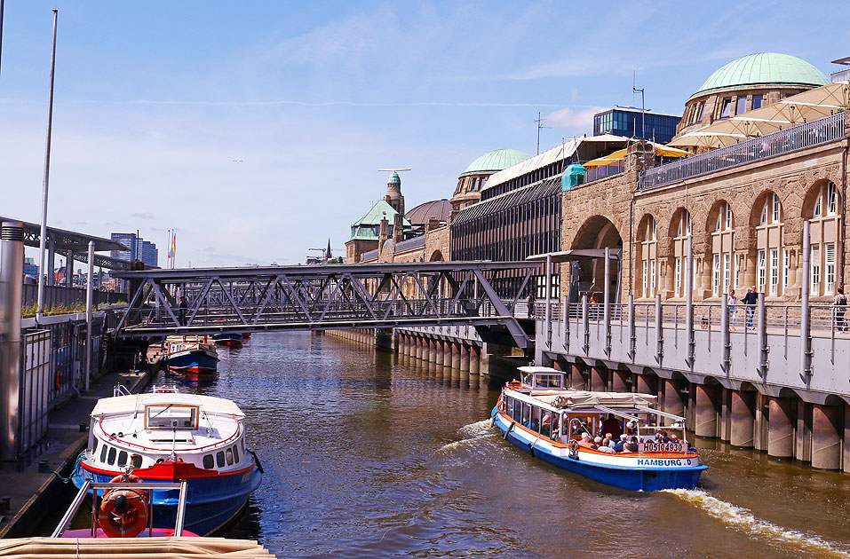 Barkassen an den St. Pauli Landungsbrücken