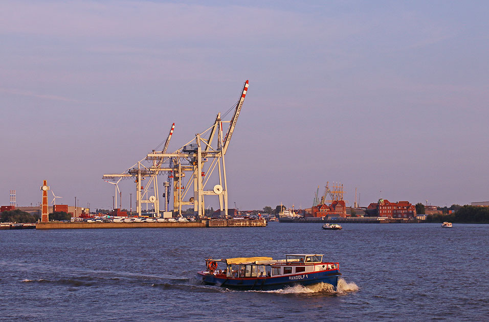 Die Barkasse Randolf 1 auf der Elbe in Hamburg