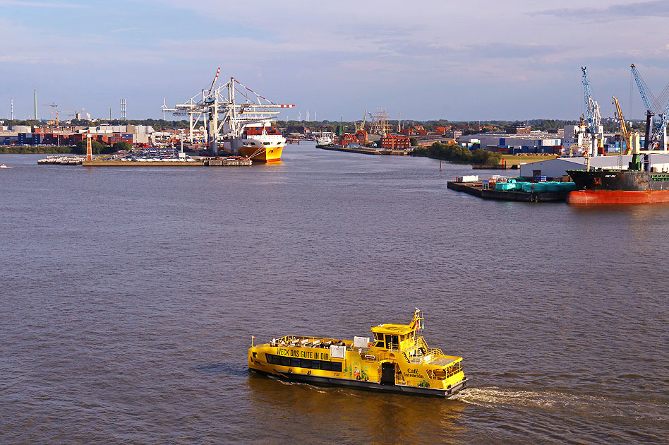 Die HADAG Fähre Grasbrook als Linie 72 vor der Elbphilharmonie