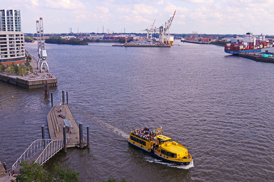 Das HADAG Schiff Falkenstein am Anleger Elbphilharmonie