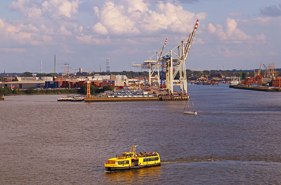 Das HADAG Schiff Falkenstein am Anleger Elbphilharmonie
