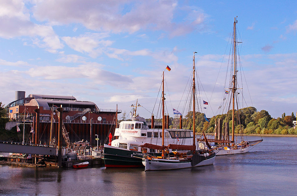 Das Kulturschiff Altenwerder im Kutterhafen in Finkenwerder