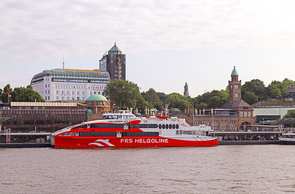 Der Halunder Jet an den St. Pauli Landungsbrücken in Hamburg