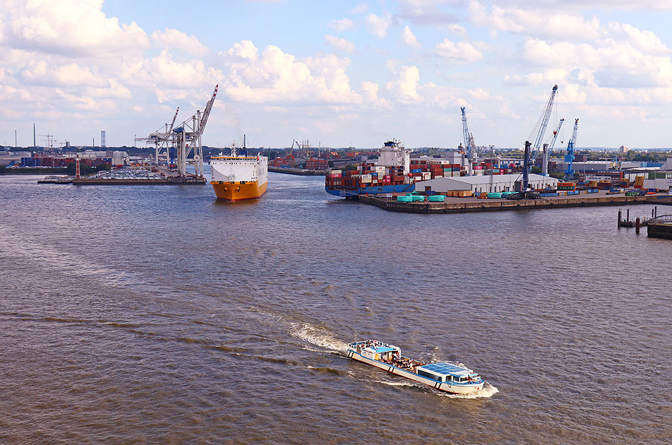 Das Abicht-Schiff Klein Fritzchen auf der Elbe in Hamburg