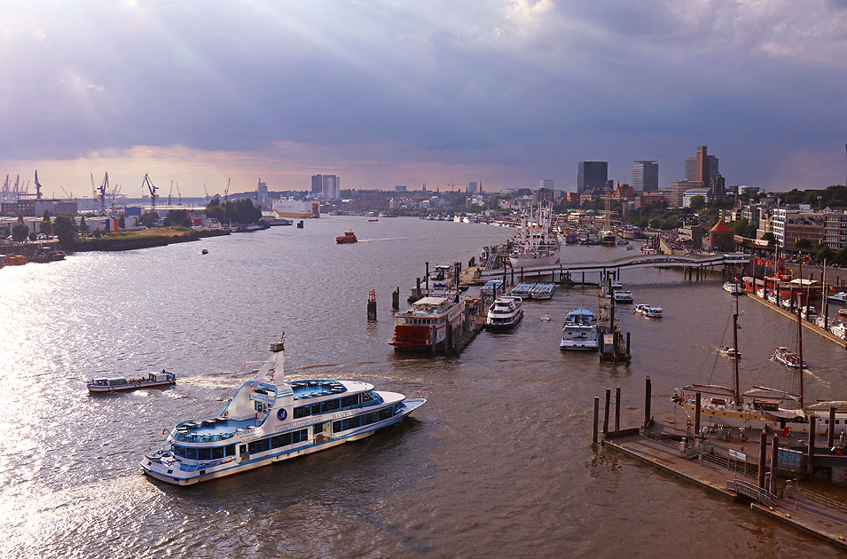 Das Abicht-Schiff Hamburg in Hamburg auf der Elbe