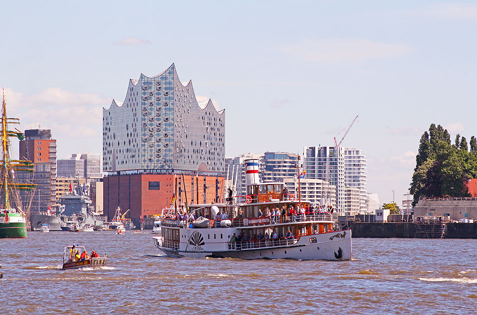 Der Raddampfer Freya der Reederei Adler Schiffe GmbH & Co. KG auf der Elbe