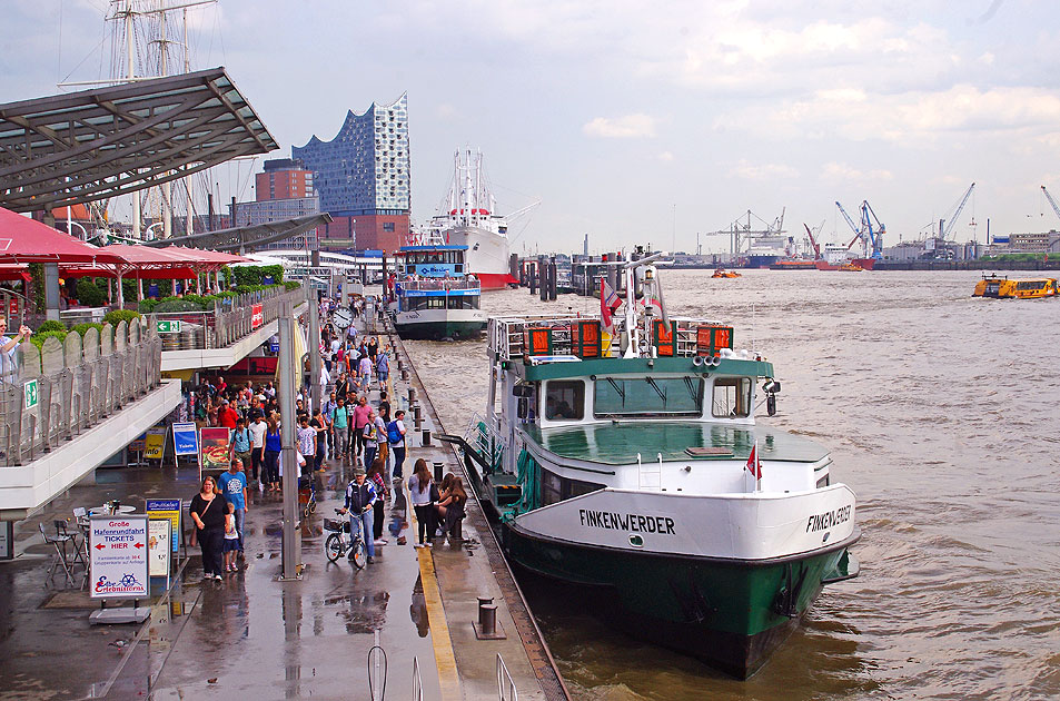 Das HADAG Schiff Finkenwerder III an den St. Pauli Landungsbrücken in Hamburg