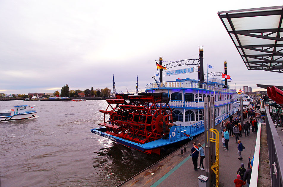 Das Abicht-Schiff Louisiana Star in Hamburg an den St. Pauli Landungsbrücken