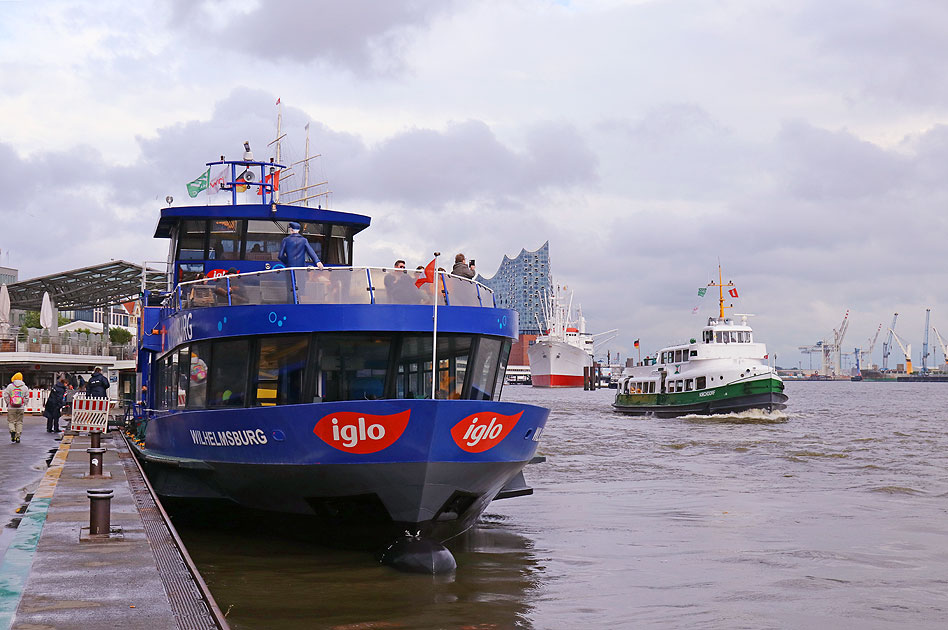 Die  HADAG Schiffe Wilhelmsburg und Kirchdorf an den St. Pauli Landungsbrücken