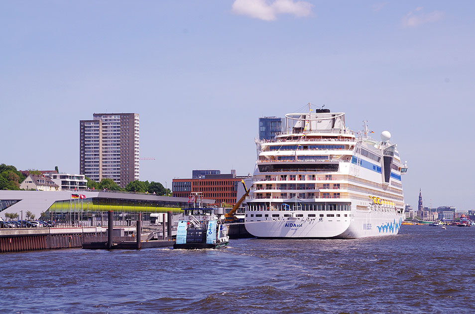 Die Aidasol am Kreuzfahrtterminal Altona in Hamburg