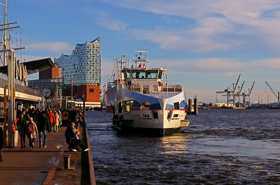 Winter an den St. Pauli Landungsbrücken in Hamburg