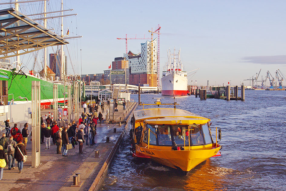 Das HADAG-Schiff Nala  an den St. Pauli Landungsbrücken in Hamburg