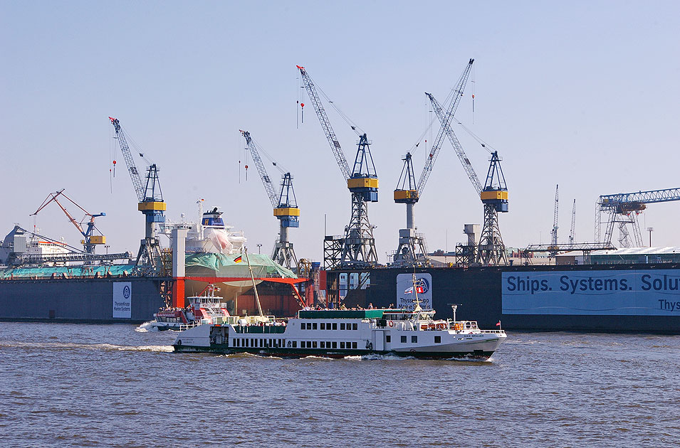 Das HADAG Schiff Max Brauer am Anleger Altona Fischmarkt