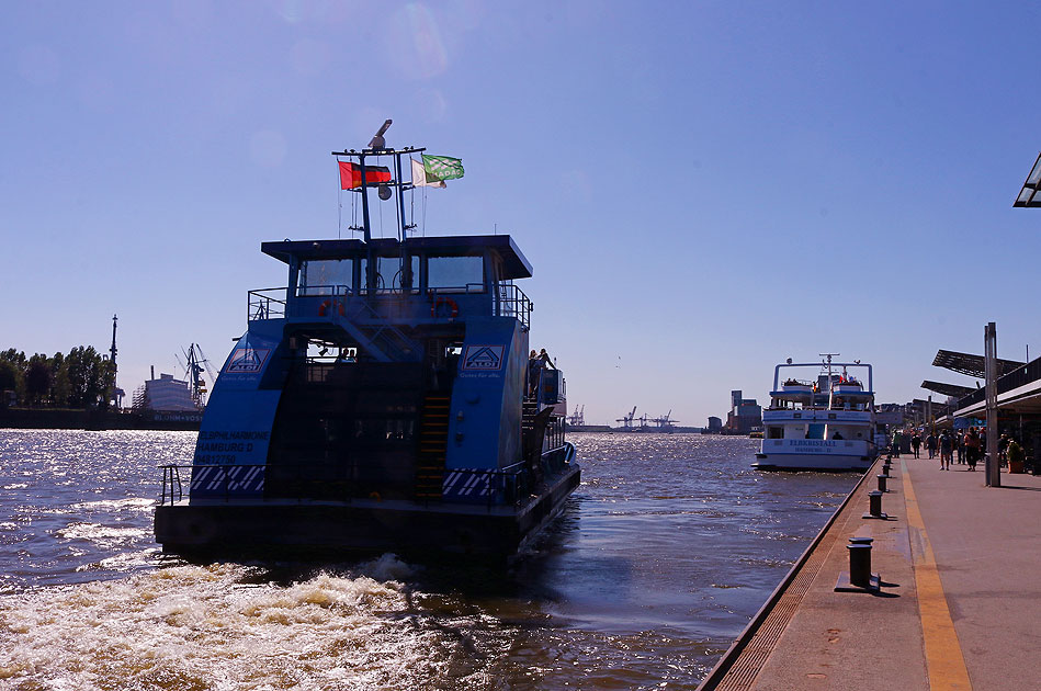 Das HADAG-Schiff Elbphilharmonie an den Landungsbr&uuml;cken
