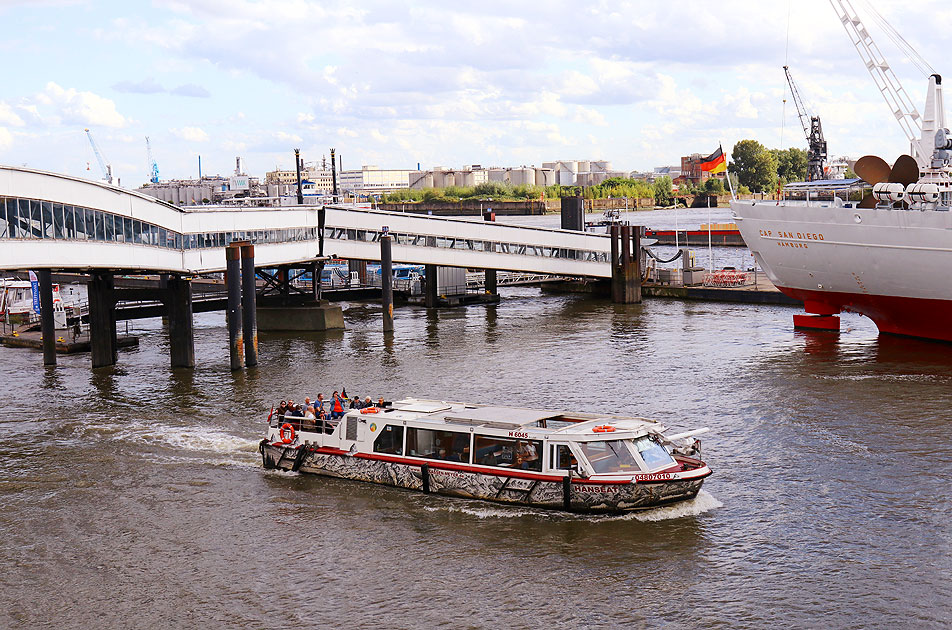 Die Barkasse Hanseat von Barkassen Meyer in Hamburg an der &Uuml;berseebr&uuml;cke
