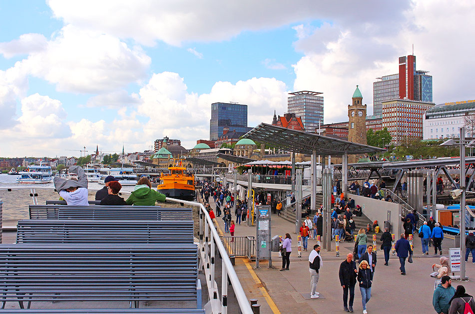 Auf dem HADAG Schiff an den St. Pauli Landungsbr&uuml;cken in Hamburg