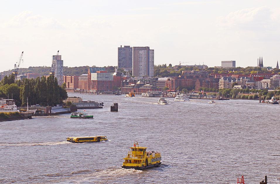 HADAG Schiffe in Hamburg auf der Elbe
