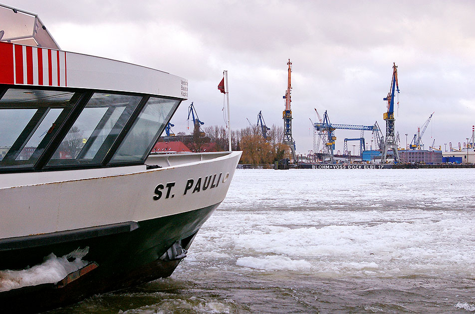 Die HADAG St. Pauli mit Eisgang auf der Elbe