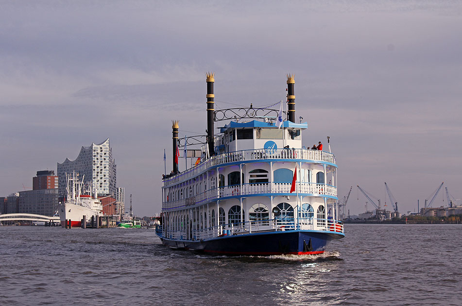 Das Abicht-Schiff Louisiana Star kommt &uuml;ber die Elbe an die St. Pauli Landungsbr&uuml;cken in Hamburg gefahren