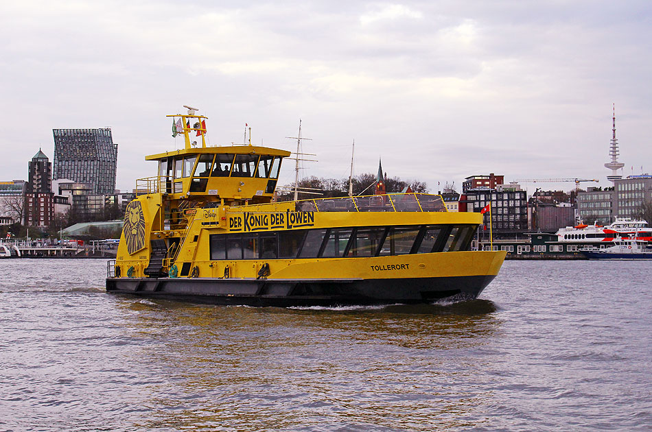 Das HADAG Schiff Tollerort in Hamburg auf der Elbe