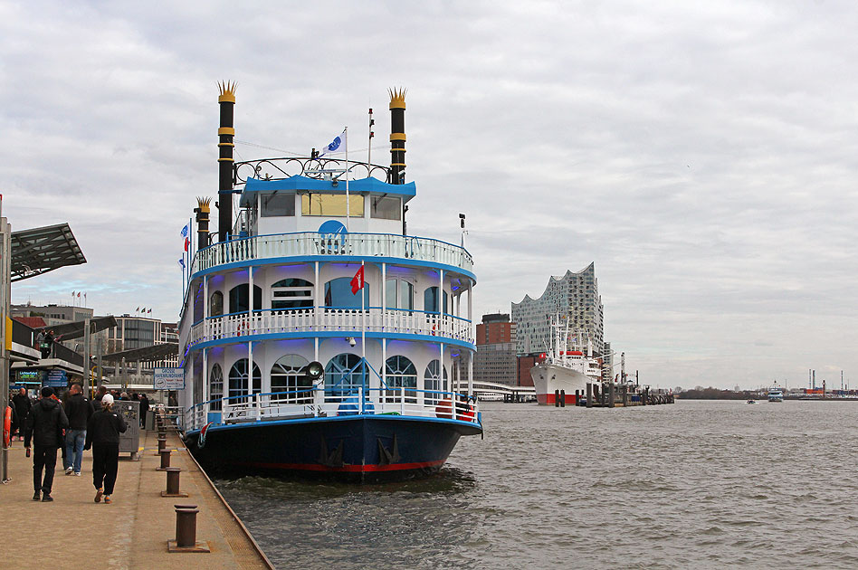 Das Abicht-Schiff Louisiana Star an den St. Pauli Landungsbr&uuml;cken in Hamburg