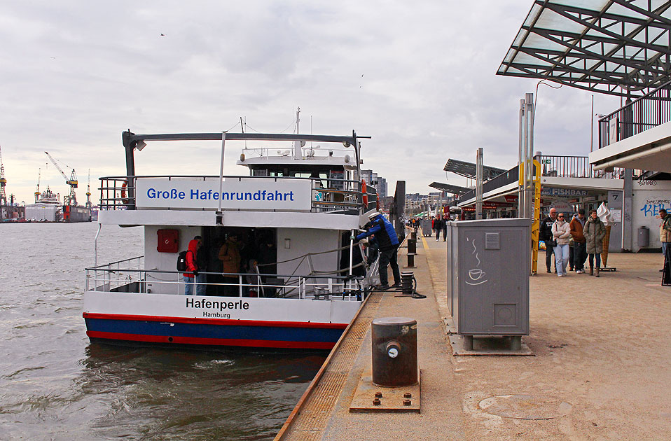 Das Schiff Hafenperle an den St. Pauli Landungsbr&uuml;cken