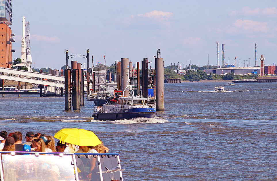 Das Zollboot Ericus auf der Elbe in Hamburg