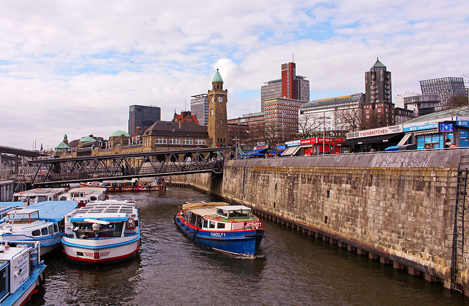 Die Barkasse Randolf I an den St. Pauli Landungsbr&uuml;cken in Hamburg